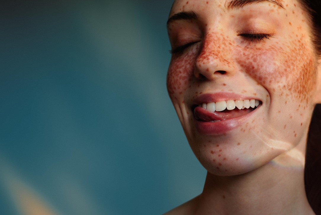 Jaké jsou rozdíly mezi manuálním a sonickým kartáčkem? 