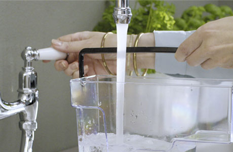 Naplňte n&aacute;držku na vodu