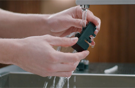 Či&scaron;těn&iacute; karafy na ml&eacute;ko