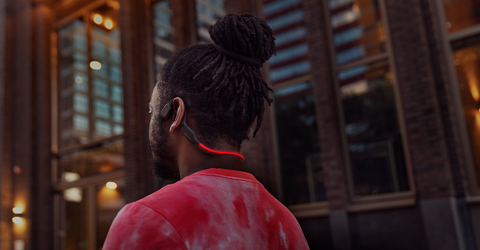  Sportovec s otevřen&yacute;mi sluch&aacute;tky