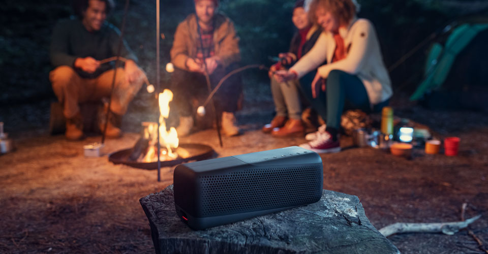 Odoln&yacute; Bluetooth reproduktor Philips S7807 použ&iacute;van&yacute; při kempov&aacute;n&iacute;