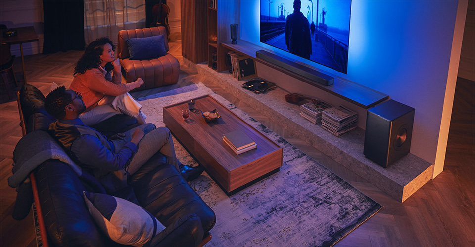 Skupina př&aacute;tel, kteř&iacute; si už&iacute;vaj&iacute; zvukov&eacute; a televizn&iacute; produkty Philips