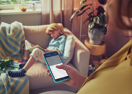 Rodič ovl&aacute;daj&iacute;c&iacute; sluch&aacute;tka Philips pro děti prostřednictv&iacute;m telefonu