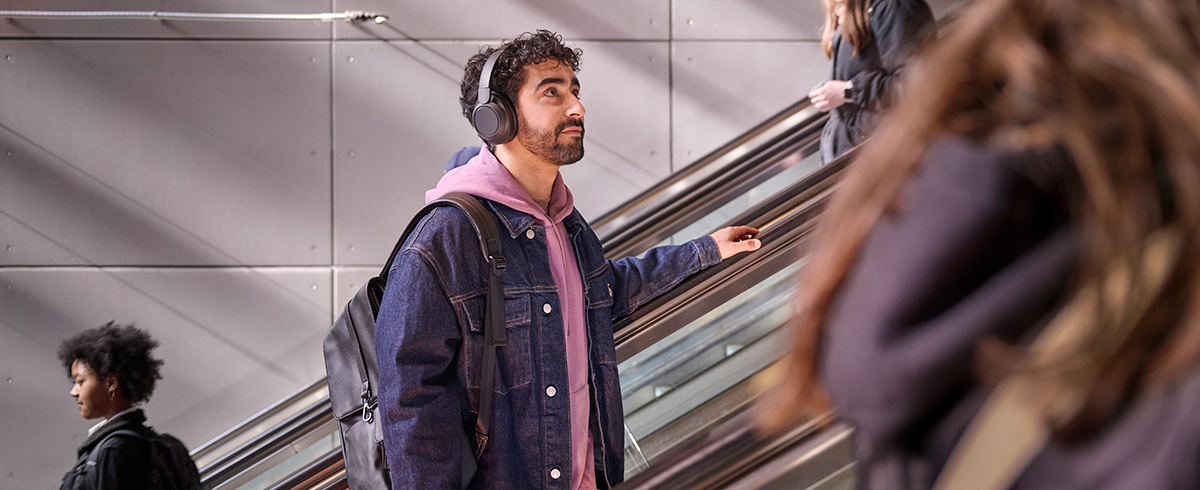 Muž nos&iacute; Philips sluch&aacute;tka s potlačen&iacute;m hluku