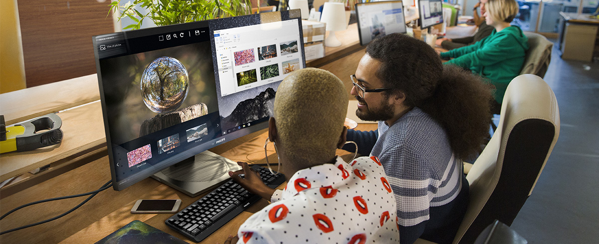 Zaměstnanci použ&iacute;vaj&iacute; monitory Philips.