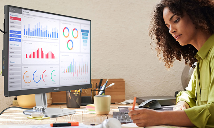 Žena pracuje s monitory Philips certifikovan&yacute;mi TCO Edge.