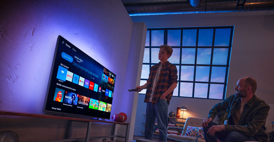 Dva muži interaguj&iacute; se syst&eacute;mem Titan OS