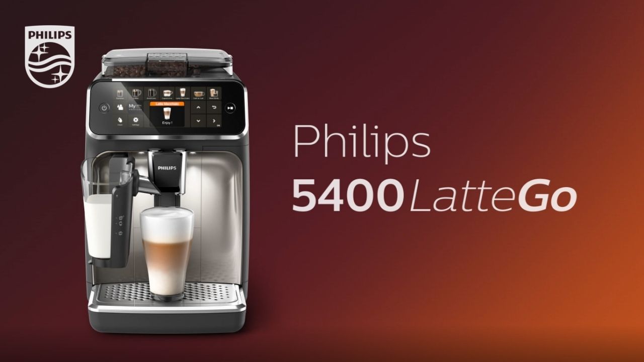 Pan&iacute; pije k&aacute;vu