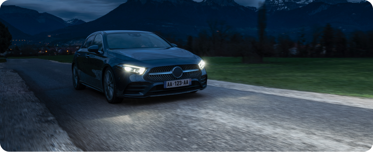 Ženy použ&iacute;vaj&iacute;c&iacute; skutečně bezdr&aacute;tov&aacute; sluch&aacute;tka na pobřež&iacute;