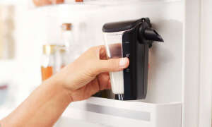 Wygodna pokrywka ułatwiająca przechowanie w lod&oacute;wce