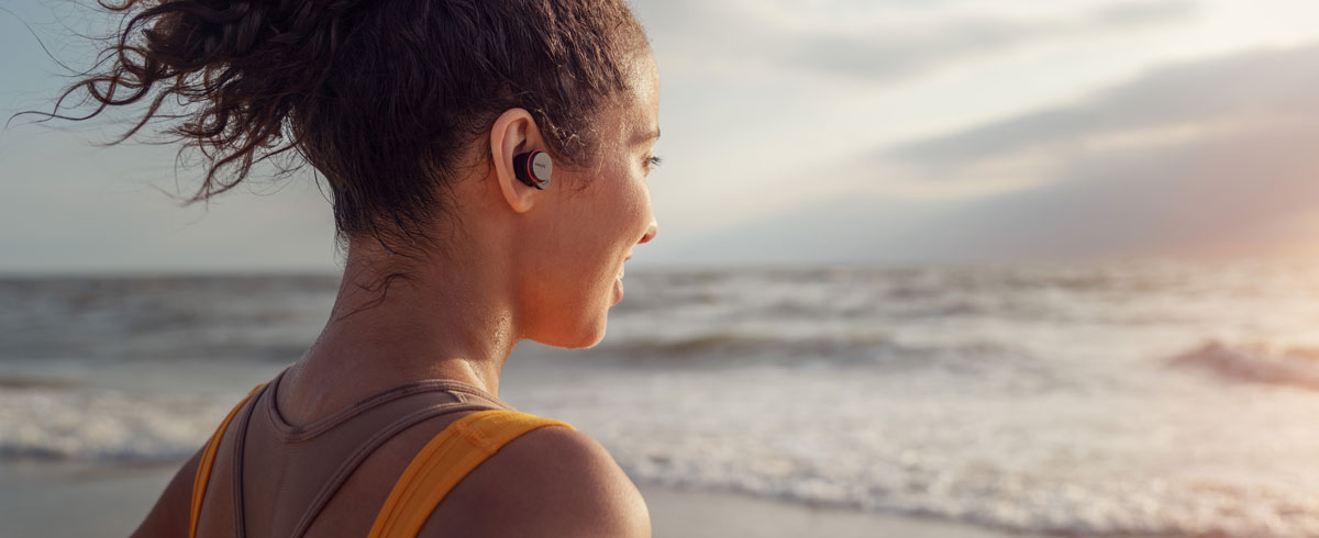 Žena pomoc&iacute; sportovn&iacute;ch sluch&aacute;tek philips