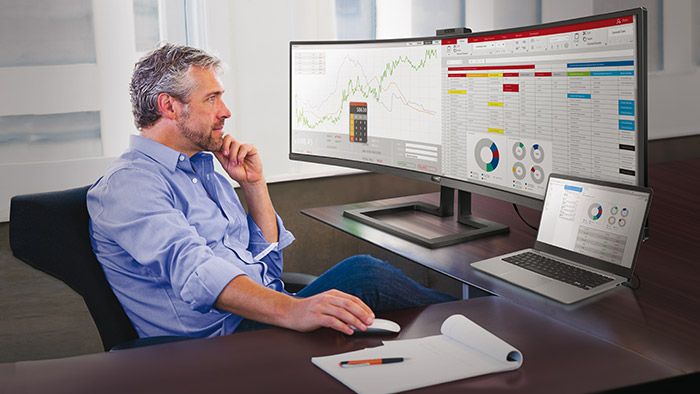 &Scaron;irok&yacute; &uacute;hel sledov&aacute;n&iacute;