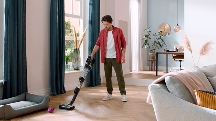Bezdr&aacute;tov&yacute; vysavač Philips AquaTrio řady 9000 na vys&aacute;v&aacute;n&iacute; a&nbsp;vyt&iacute;r&aacute;n&iacute;