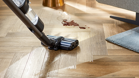 Bezdr&aacute;tov&yacute; vysavač Philips AquaTrio řady 9000 na vys&aacute;v&aacute;n&iacute; a&nbsp;vyt&iacute;r&aacute;n&iacute; odstraňuje v&iacute;ce mokr&yacute;ch a&nbsp;such&yacute;ch nečistot