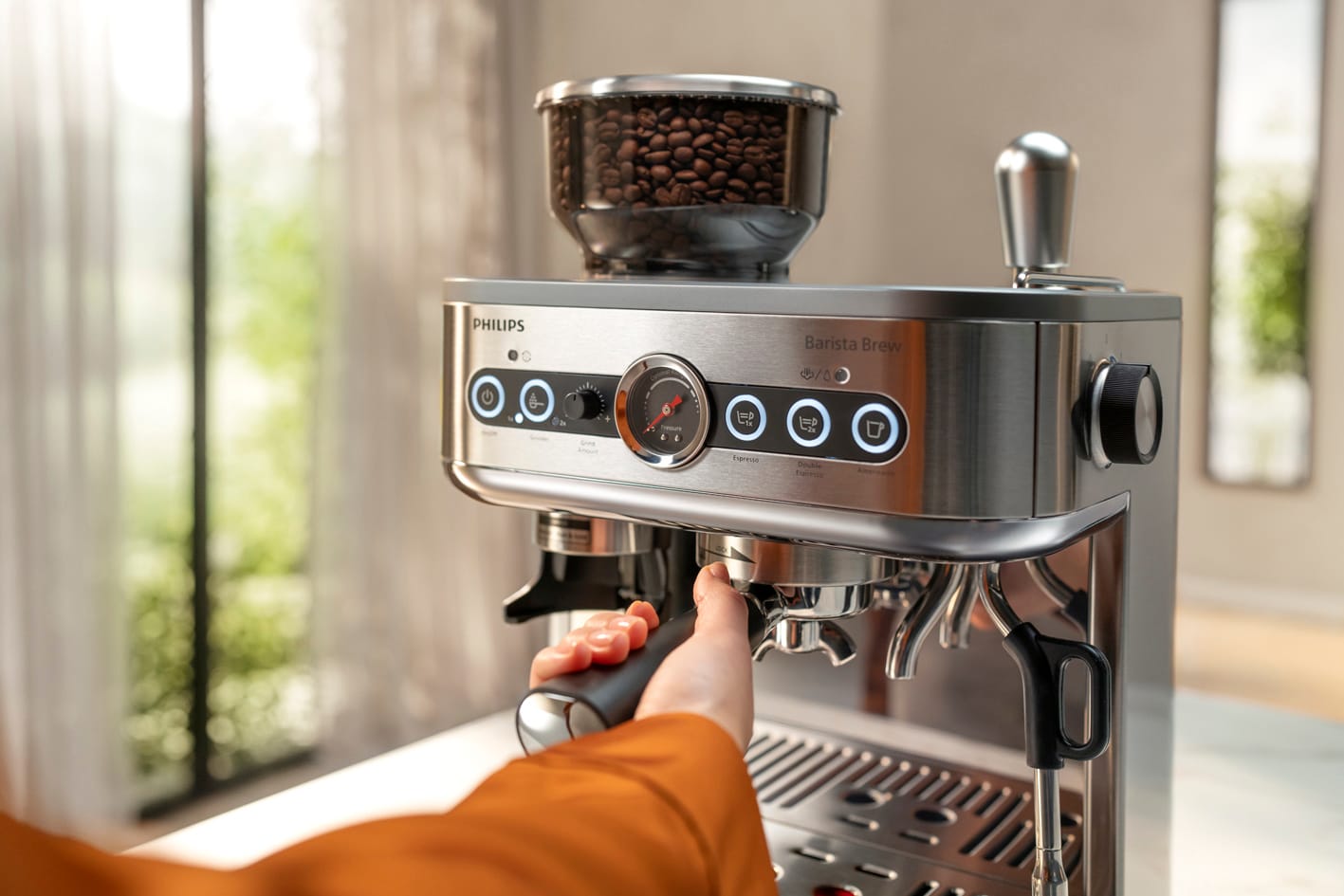 Př&iacute;prava k&aacute;vy v&nbsp;k&aacute;vovaru Philips Barista Brew